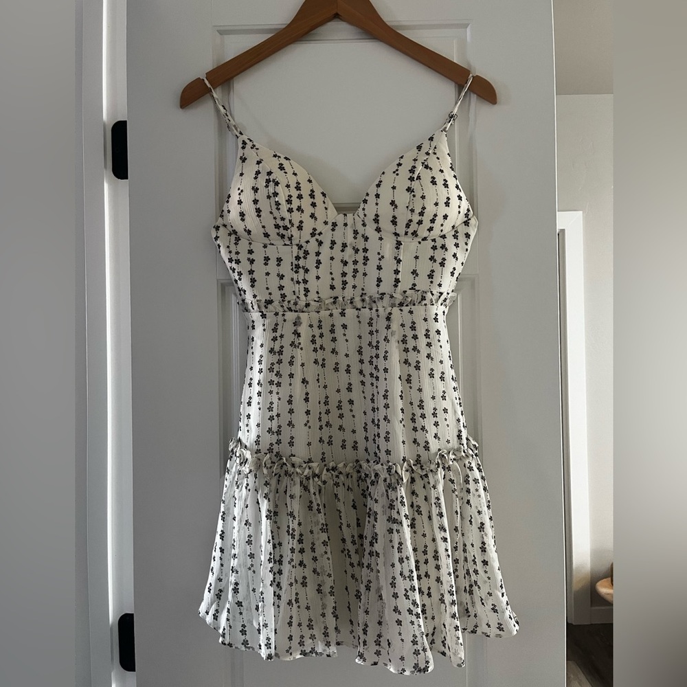 Selfie Leslie Take A Picture Molded Bust Fluted Hem Dress Floral Print White